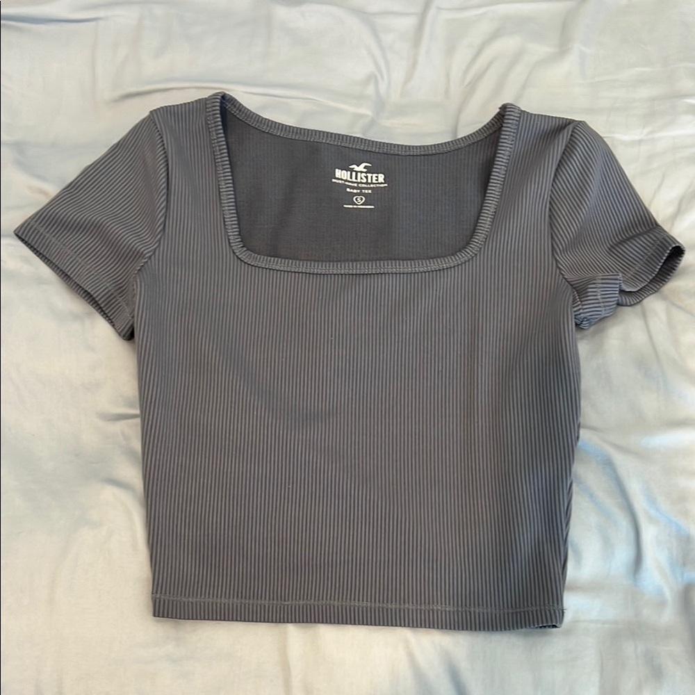 Hollister Women's Bluish-Gray Cropped Ribbed Baby Tee Top
